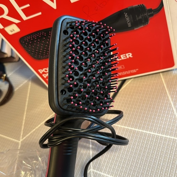 Revlon
Power of a Dryer
One-Step Styler - Picture 3 of 4